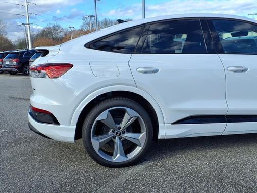Glacier White Metallic 2025 Audi Q4 e-tron Sportback Premium Plus 55 quattro