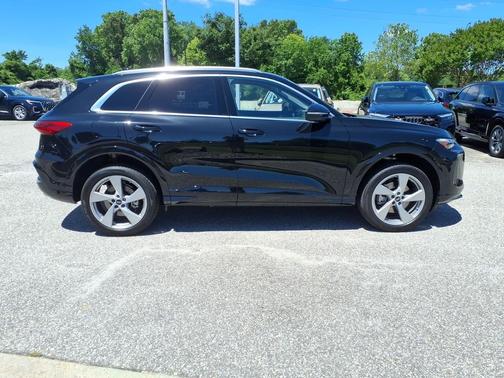 Navarra Blue Metallic 2026 Audi Q5 Prestige TFSI quattro S tronic
