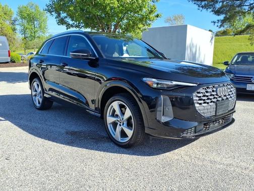 Mythos Black Metallic 2025 Audi Q5 Premium Plus TFSI quattro S tronic