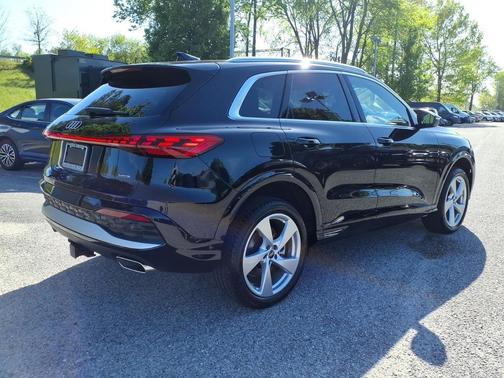 Mythos Black Metallic 2025 Audi Q5 Premium Plus TFSI quattro S tronic