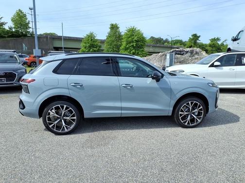 Arrow Gray Pearl Effect 2026 Audi Q3 TFSI quattro S tronic