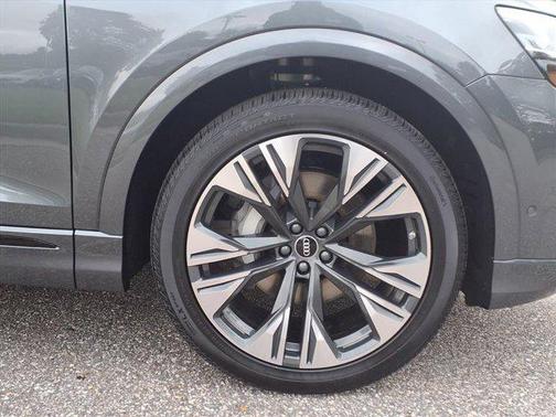 Daytona Gray Pearl Effect 2026 Audi Q8 55 Premium Plus