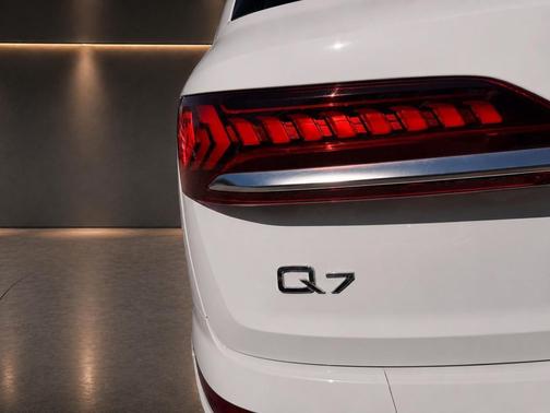 Glacier White Metallic 2023 Audi Q7 55 Premium Plus