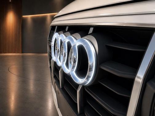 Glacier White Metallic 2023 Audi Q7 55 Premium Plus