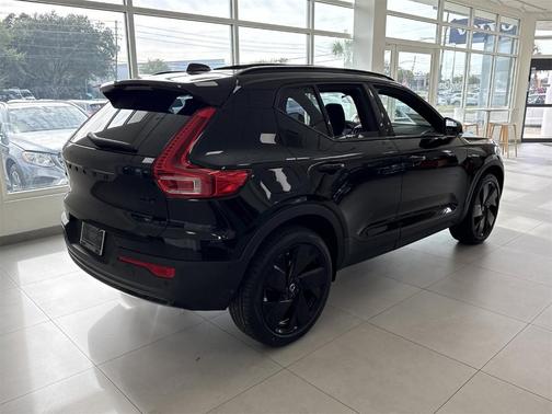 2026 Volvo XC40 B5 Ultra Black Edition