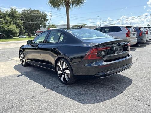 2024 Volvo S60 Recharge Plug-In Hybrid T8 Ultimate Dark Theme