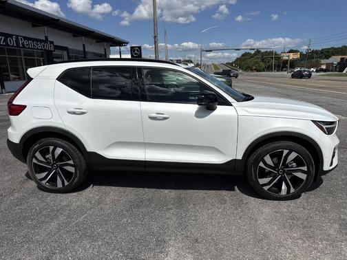 Crystal White 2026 Volvo XC40 B5 Ultra