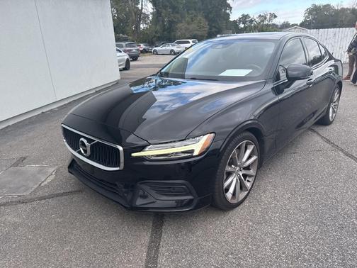 2020 Volvo S60 T6 Momentum