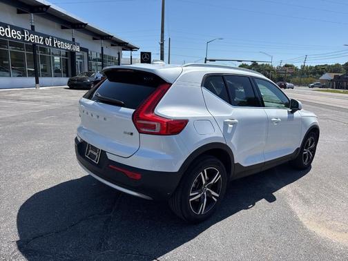 2023 Volvo XC40 B5 Plus Bright Theme