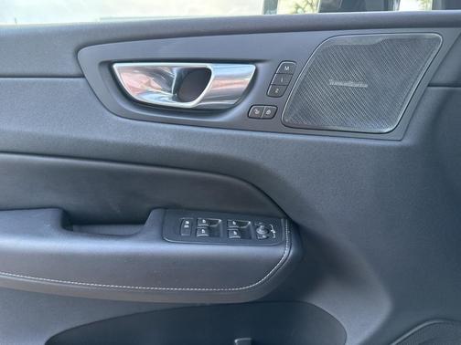 2023 Volvo XC60 B5 Ultimate Dark Theme