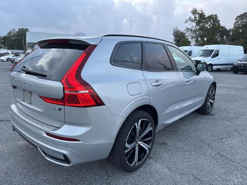 2023 Volvo XC60 B5 Ultimate Dark Theme