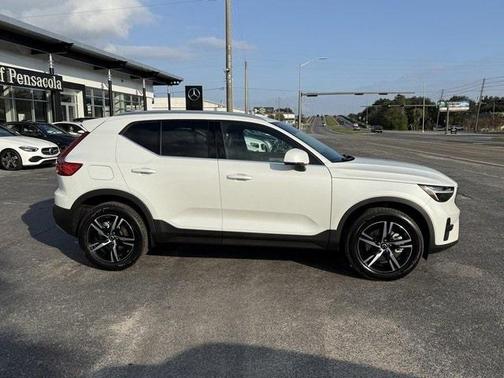 2025 Volvo XC40 B5 Core Bright Theme