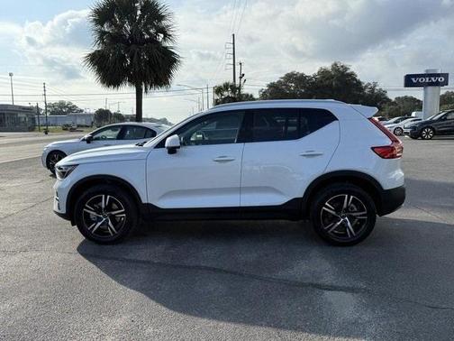 2025 Volvo XC40 B5 Core Bright Theme