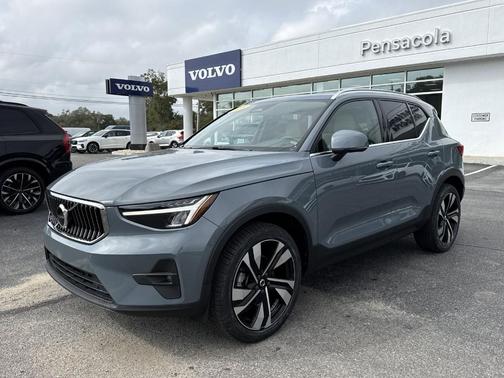 2023 Volvo XC40 B5 Plus Bright Theme