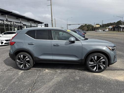 2023 Volvo XC40 B5 Plus Bright Theme