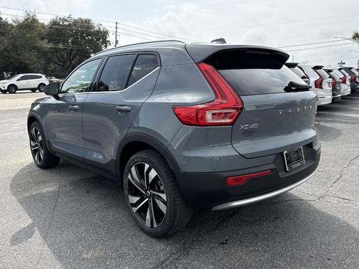 2023 Volvo XC40 B5 Plus Bright Theme