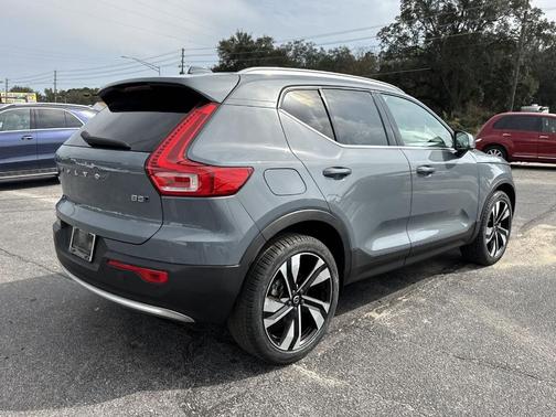 2023 Volvo XC40 B5 Plus Bright Theme
