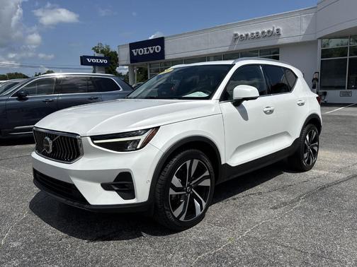 Crystal White 2024 Volvo XC40 B5 Plus Bright Theme