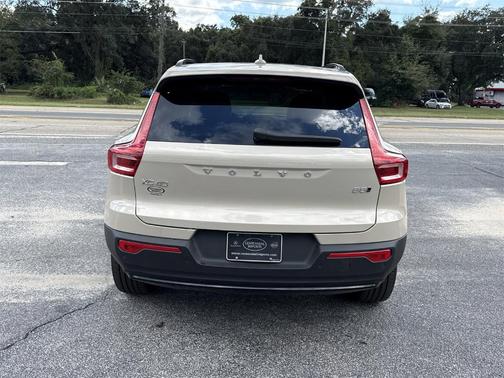 2025 Volvo XC40 B5 Plus Dark Theme