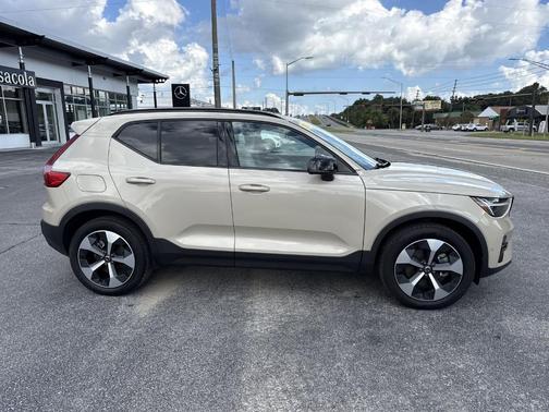 2025 Volvo XC40 B5 Plus Dark Theme