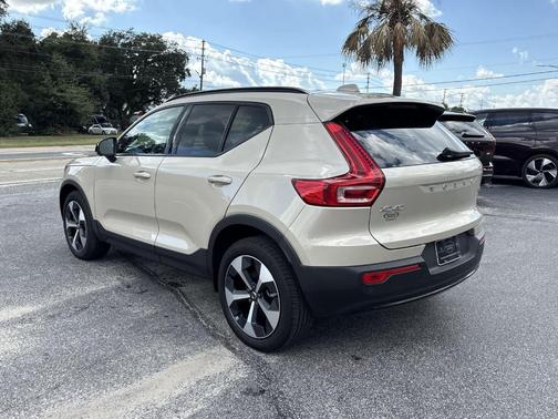 2025 Volvo XC40 B5 Plus Dark Theme