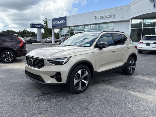 2025 Volvo XC40 B5 Plus Dark Theme