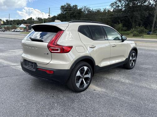 2025 Volvo XC40 B5 Plus Dark Theme