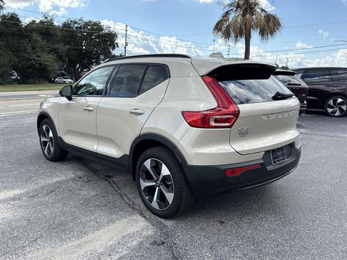 2025 Volvo XC40 B5 Plus Dark Theme