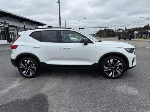 2025 Volvo XC40 B5 Ultra Dark Theme