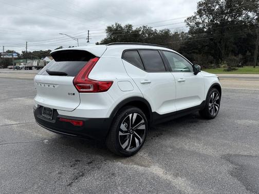 2025 Volvo XC40 B5 Ultra Dark Theme