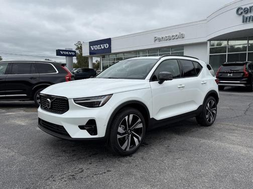2025 Volvo XC40 B5 Ultra Dark Theme