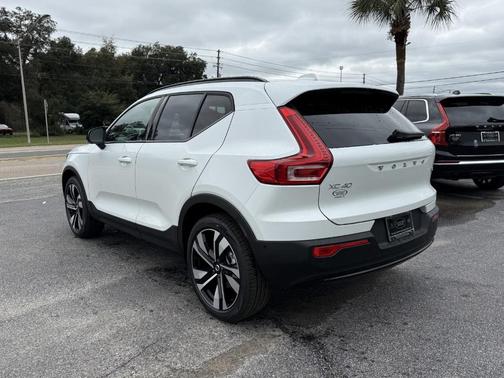 2025 Volvo XC40 B5 Ultra Dark Theme