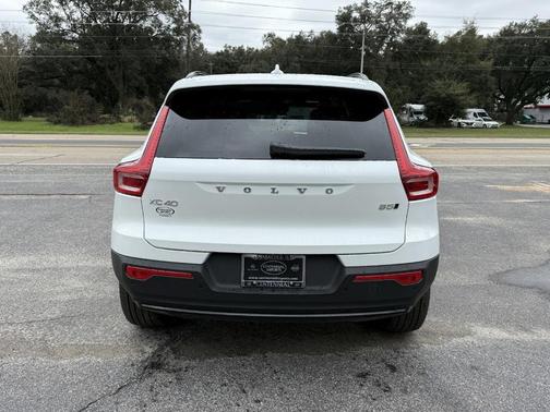2025 Volvo XC40 B5 Ultra Dark Theme