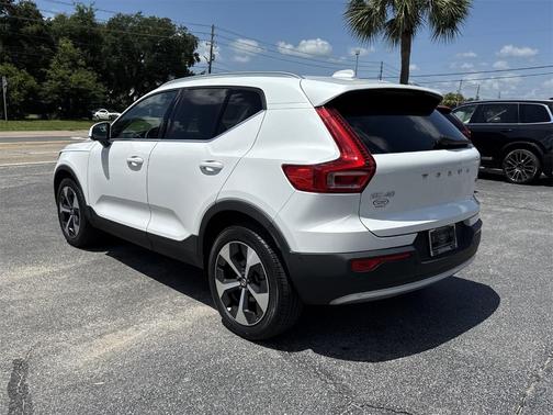 2023 Volvo XC40 B5 Plus Bright Theme