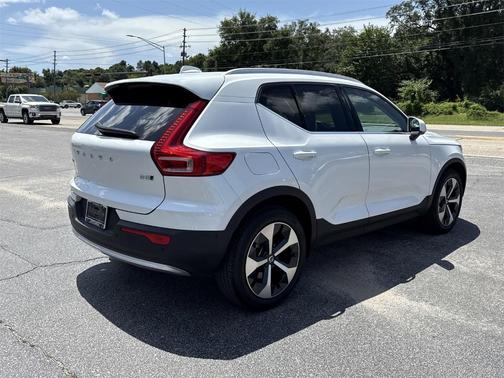 2023 Volvo XC40 B5 Plus Bright Theme