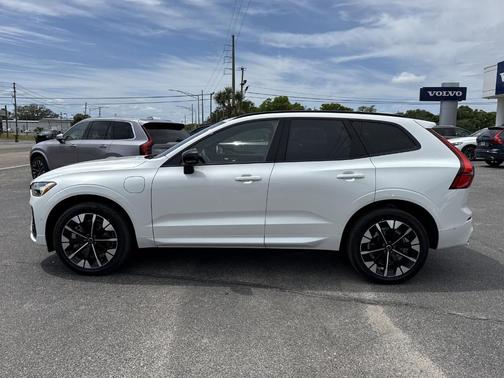 Crystal White 2026 Volvo XC60 Plug-In Hybrid T8 Plus