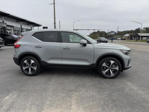 2025 Volvo XC40 B5 Core Bright Theme