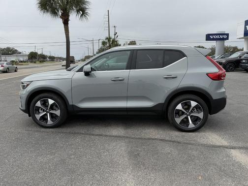 2025 Volvo XC40 B5 Core Bright Theme