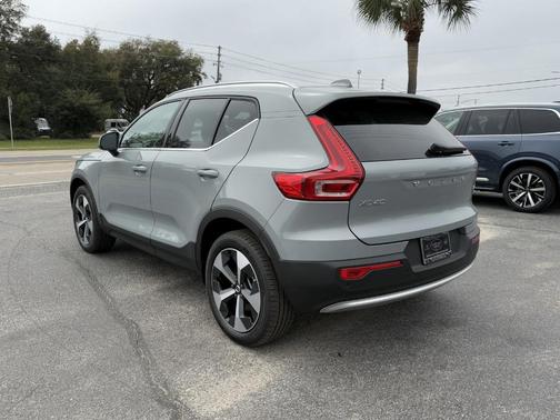 2025 Volvo XC40 B5 Core Bright Theme