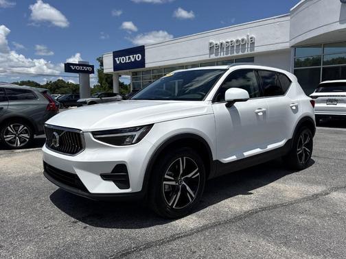 White 2025 Volvo XC40 B5 Core Bright Theme