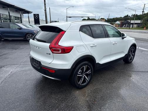 White 2025 Volvo XC40 B5 Core Bright Theme