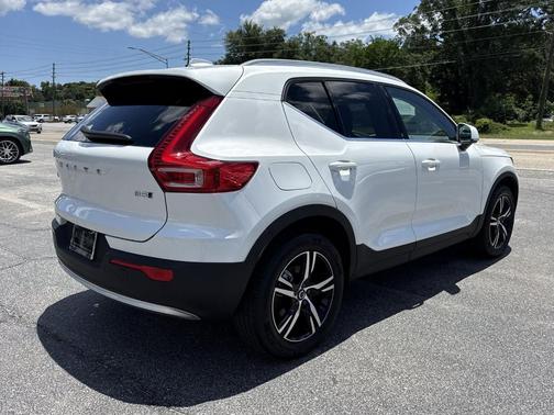 White 2025 Volvo XC40 B5 Core Bright Theme