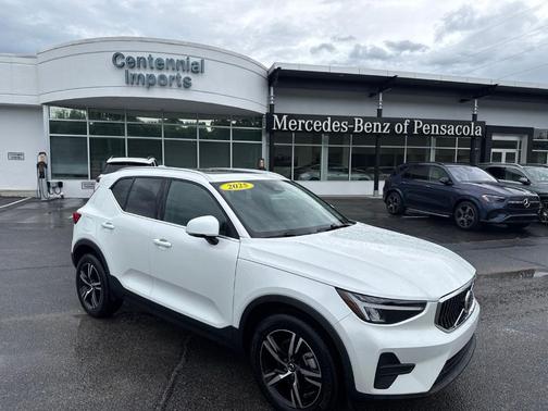 White 2025 Volvo XC40 B5 Core Bright Theme