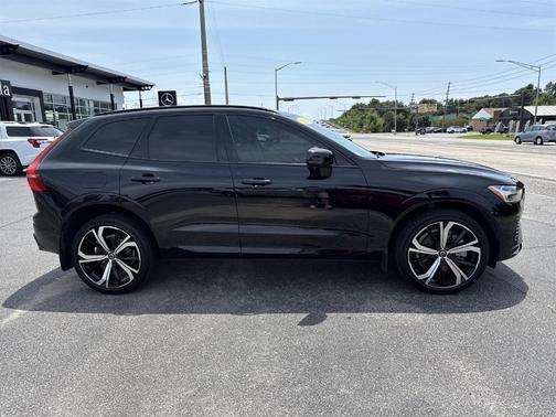 2023 Volvo XC60 Recharge Plug-In Hybrid T8 Ultimate Dark Theme