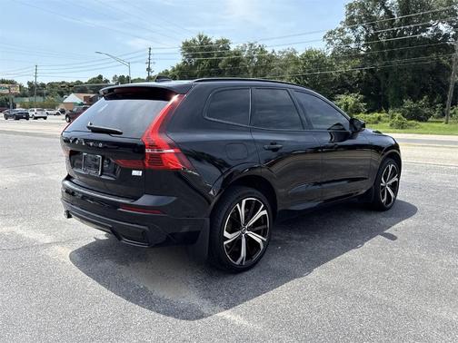 2023 Volvo XC60 Recharge Plug-In Hybrid T8 Ultimate Dark Theme