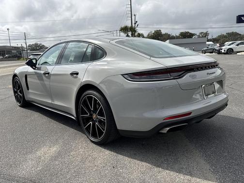 2022 Porsche Panamera Base (PDK)