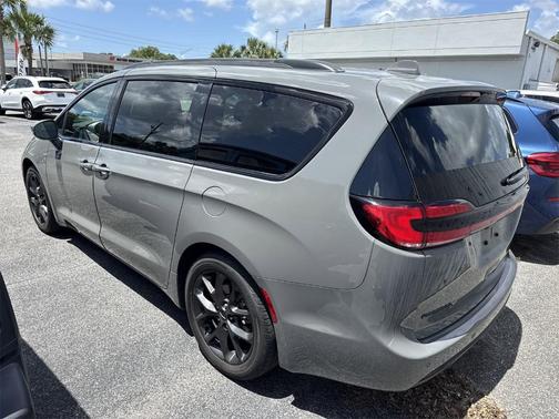 2021 Chrysler Pacifica Touring-L