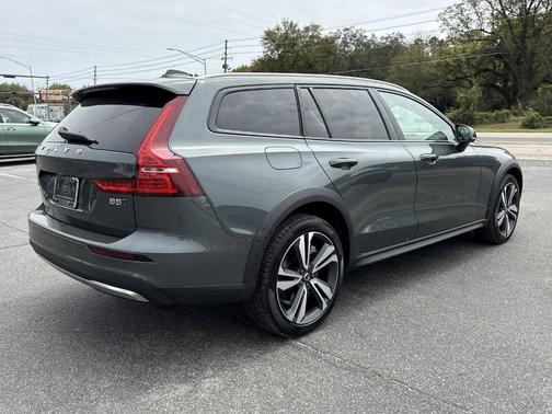 Forest Green 2026 Volvo V60 Cross Country B5 Plus