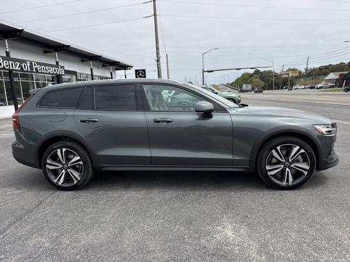 Forest Green 2026 Volvo V60 Cross Country B5 Plus