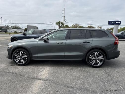 Forest Green 2026 Volvo V60 Cross Country B5 Plus